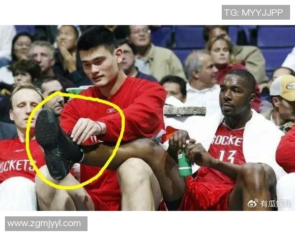 足球明星偶遇姚明分享运动心得视频引发热议