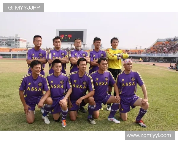 与足球明星对视的高清瞬间捕捉展现激情与梦想的完美交汇